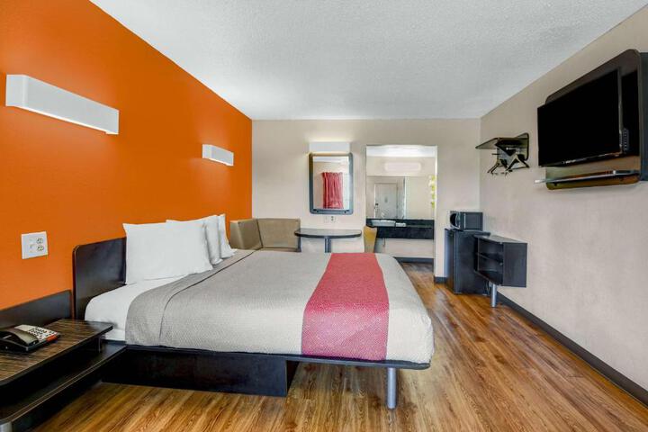 1 King Bed (2 of 16)