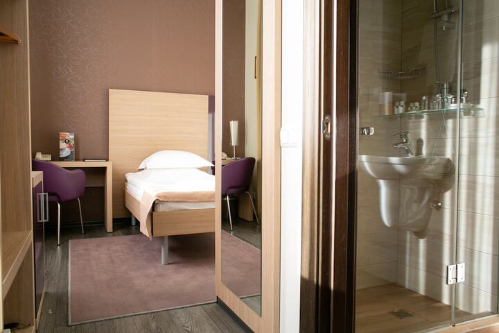 Room 33 of 83