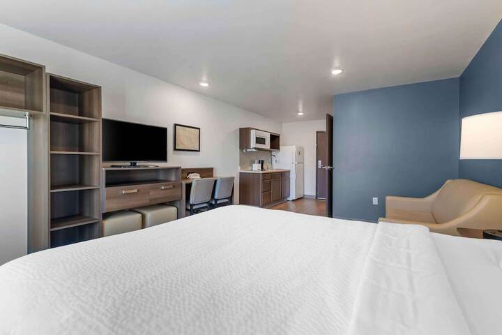 Studio Queen Bed (6 of 9)