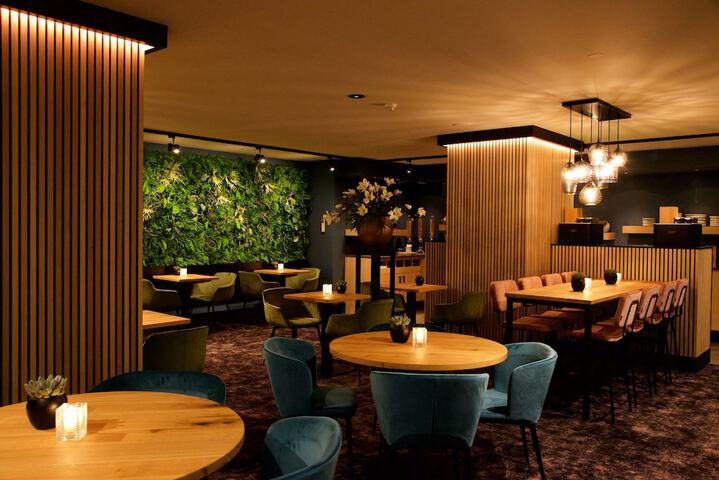Lounge 36 of 42