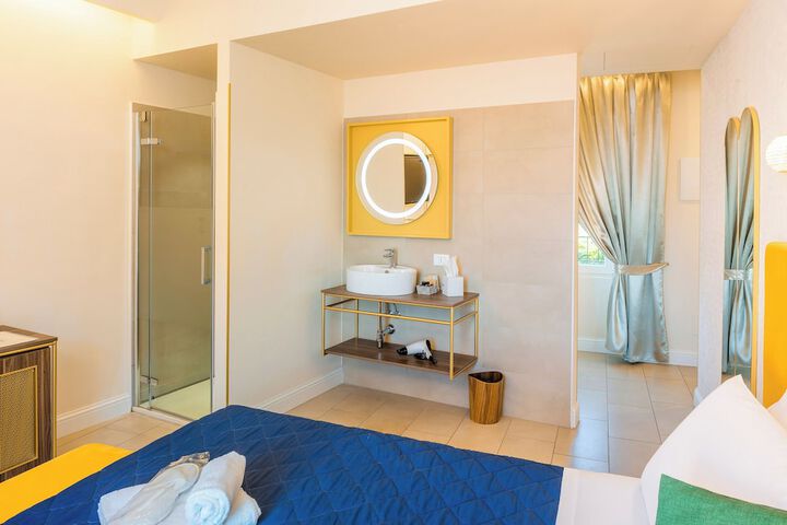 Room 9 of 38