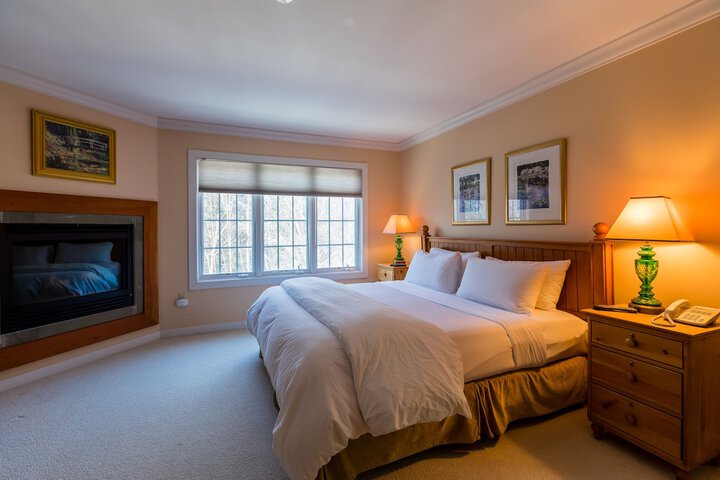 Deluxe King Bed (104 of 119)