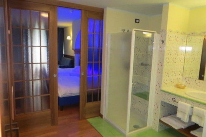 Room 7 of 49