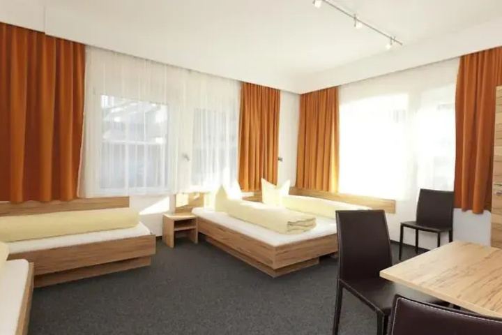 Room 4 of 10
