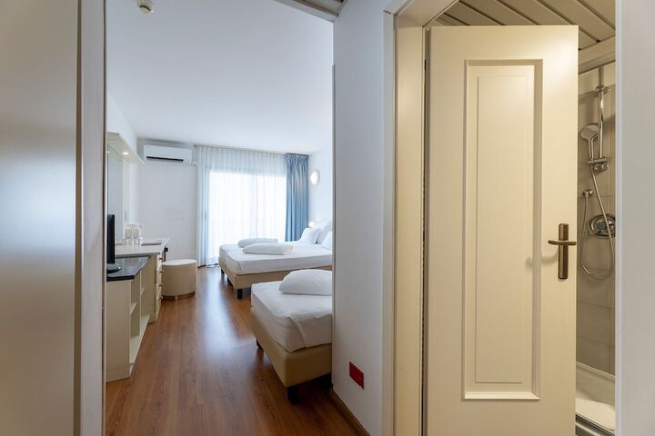 Room 42 of 104
