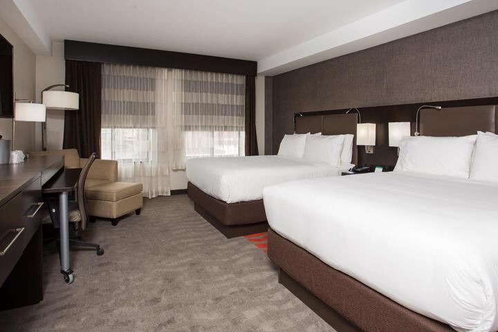 1 Queen Bed (12 of 12)