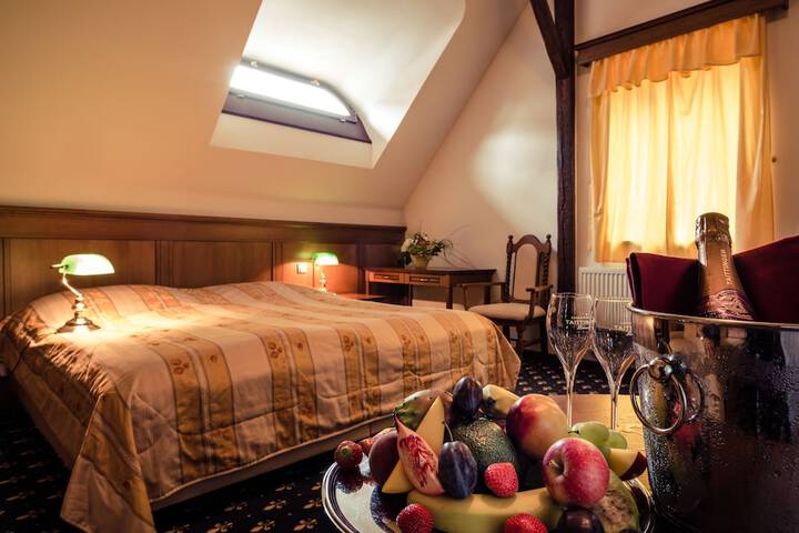 Room 3 of 65