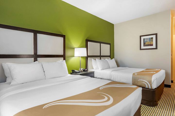 2 Queen Beds (5 of 10)
