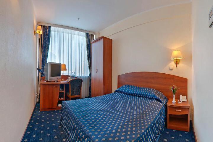 Room 6 of 8