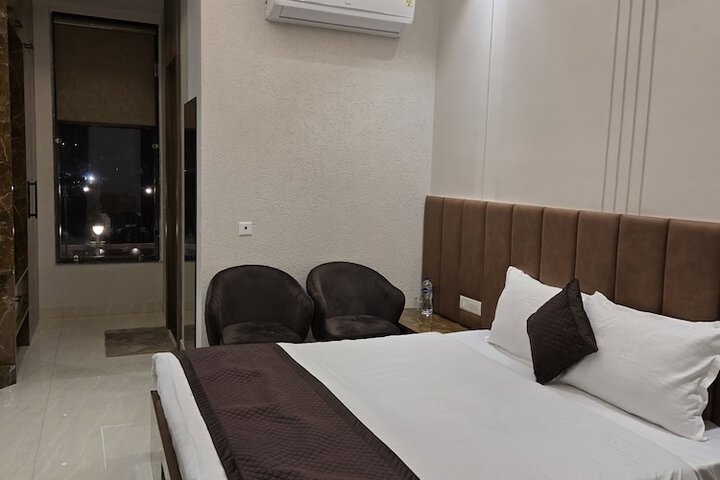 Room 2 of 10