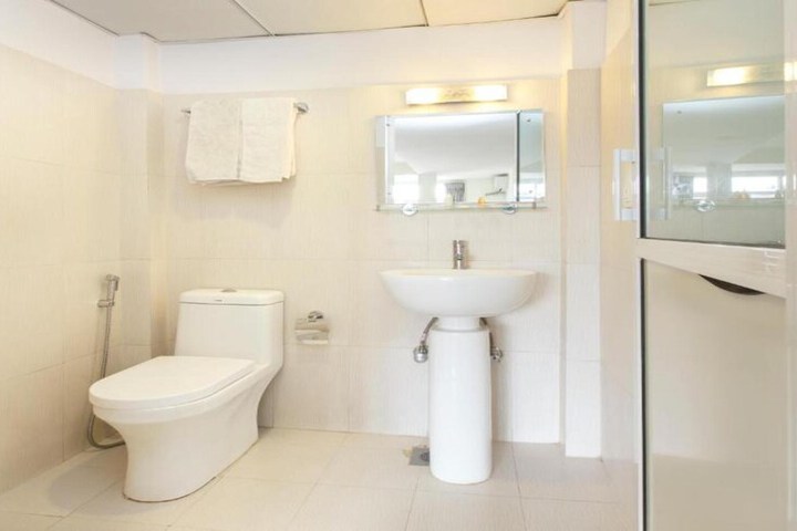Room 5 of 8