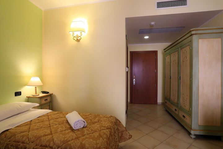 Room 10 of 38