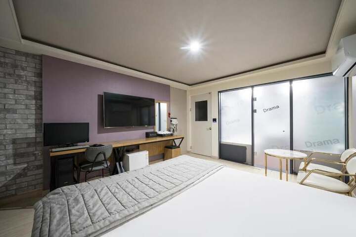 Room 6 of 13