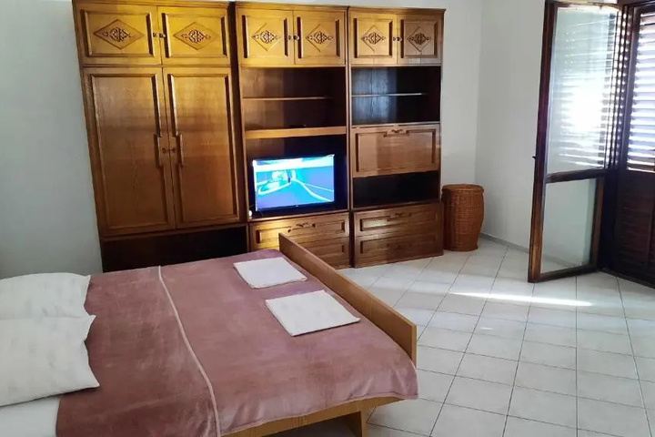 Room 4 of 8