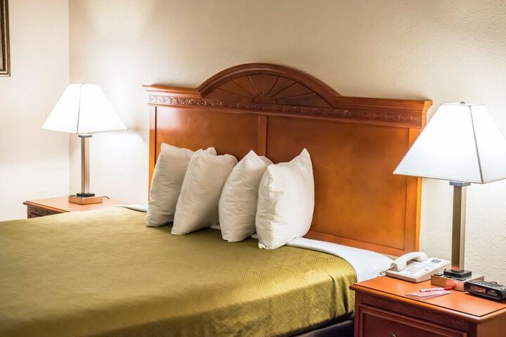 1 King Bed (7 of 8)