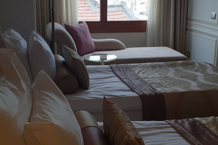 Room 52 of 95