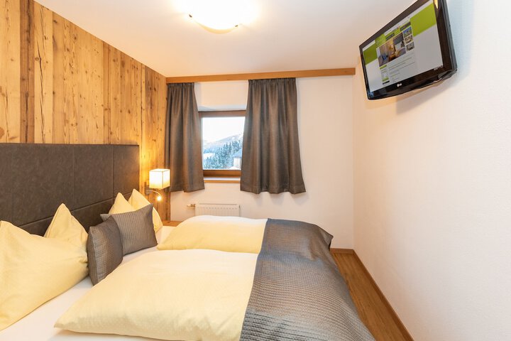 Room 3 of 76