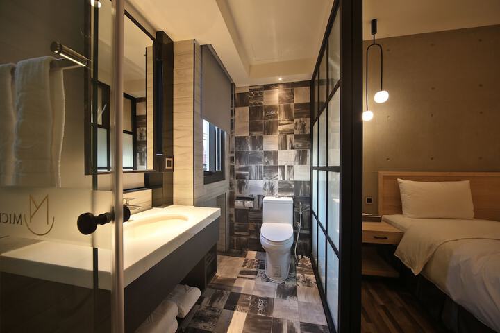 Room 27 of 33