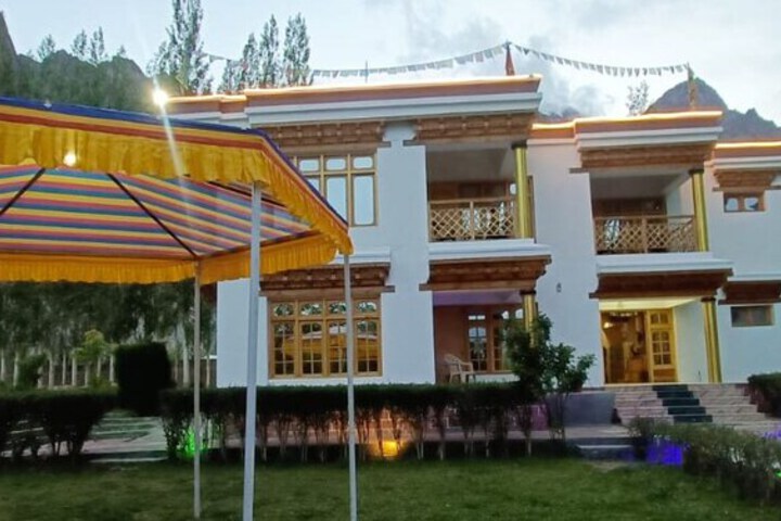 Hotel Exterior 12 of 12