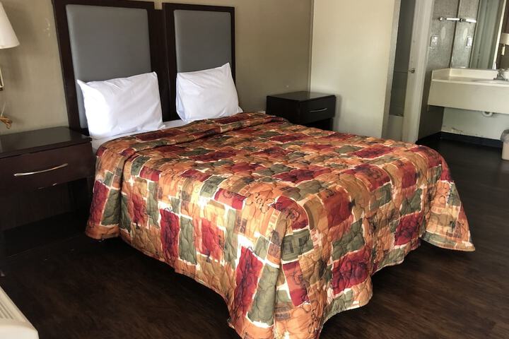 2 Queen Beds (2 of 2)