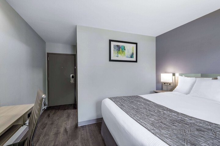 1 Queen Bed Accessible Room (1 of 11)