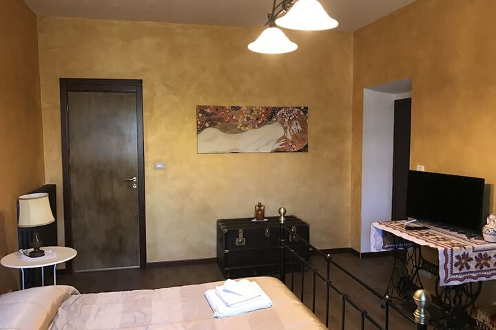 Room 5 of 18