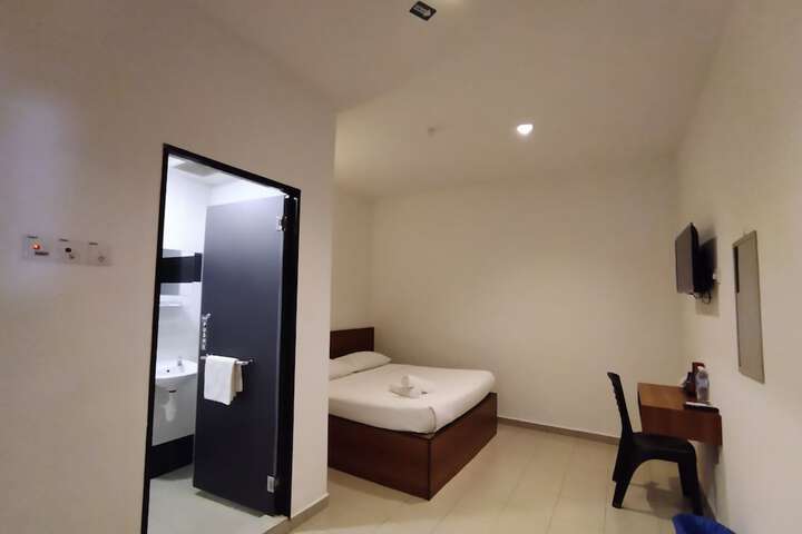 Room 8 of 33