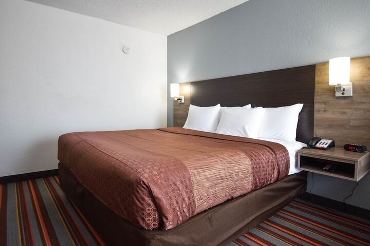1 King Bed (2 of 46)