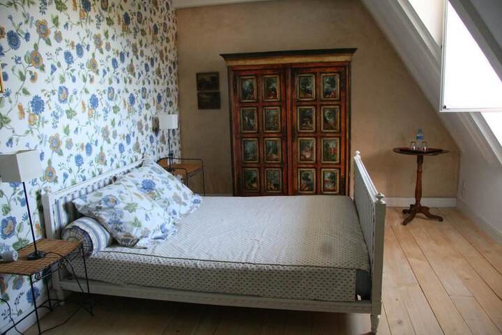 Room 4 of 7