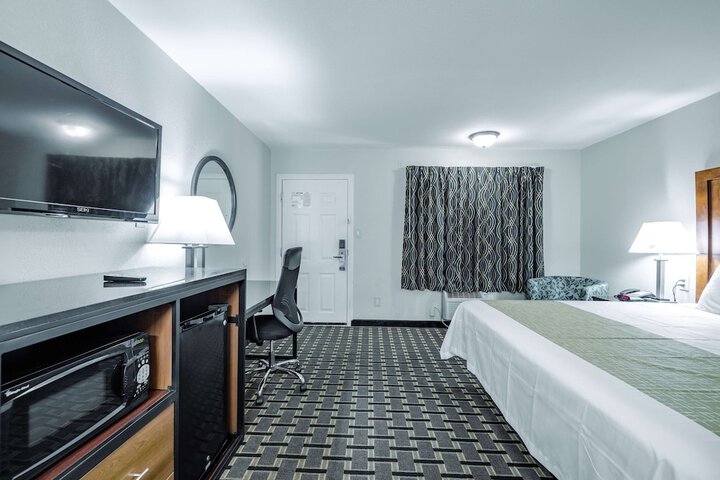 1 King Bed (2 of 7)