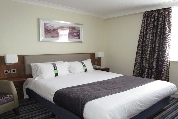 Room 4 of 98