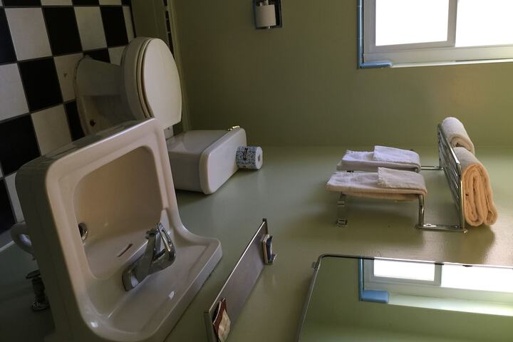 Room 9 of 16