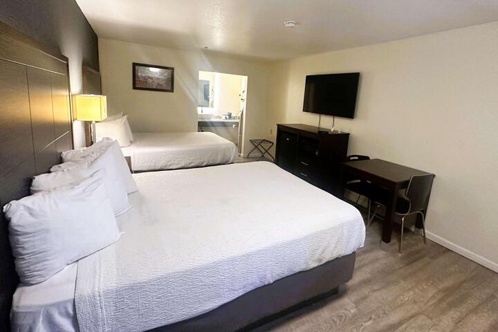 1 Queen Bed WiFi, Microwave, Refrigerator Table and Chairs Continental Breakfast (9 of 17)