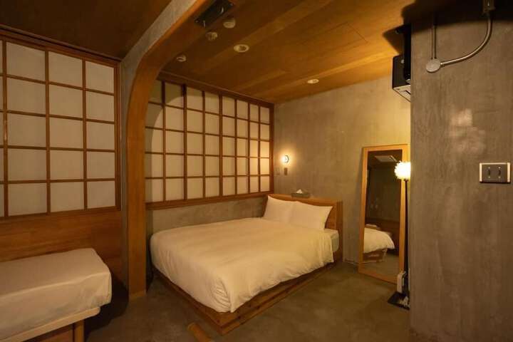 Room 5 of 100