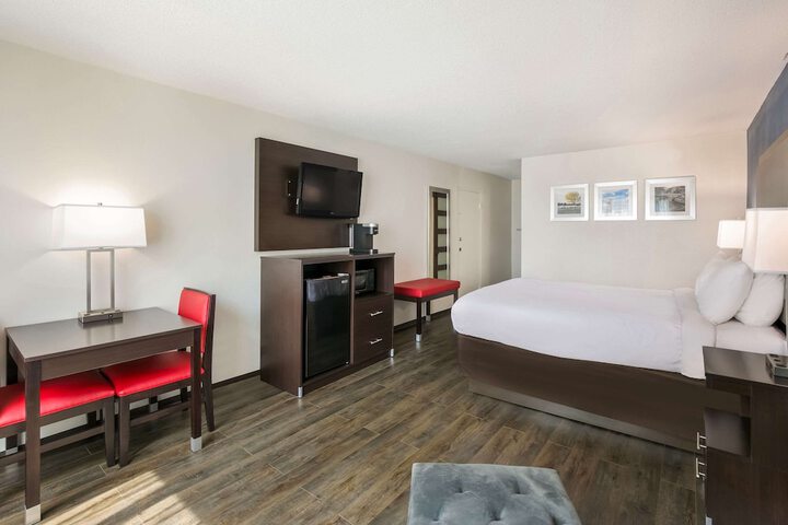 1 Queen Bed Accessible (1 of 11)
