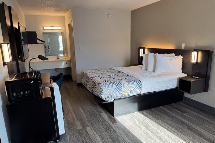 Room 8 of 27