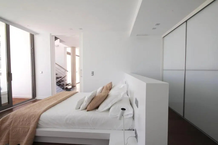 Room 2 of 10