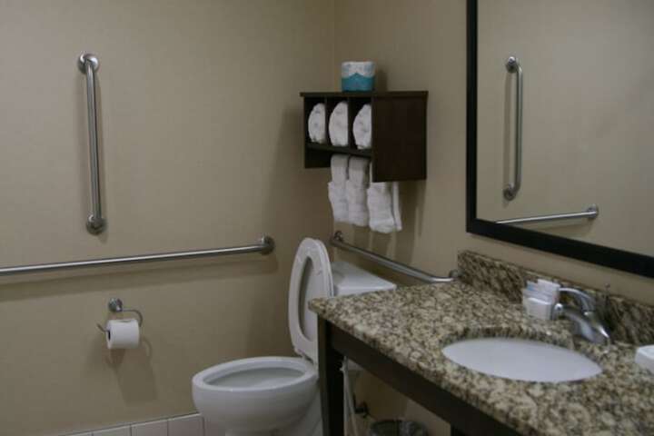 1 Queen Bed Accessible (3 of 18)