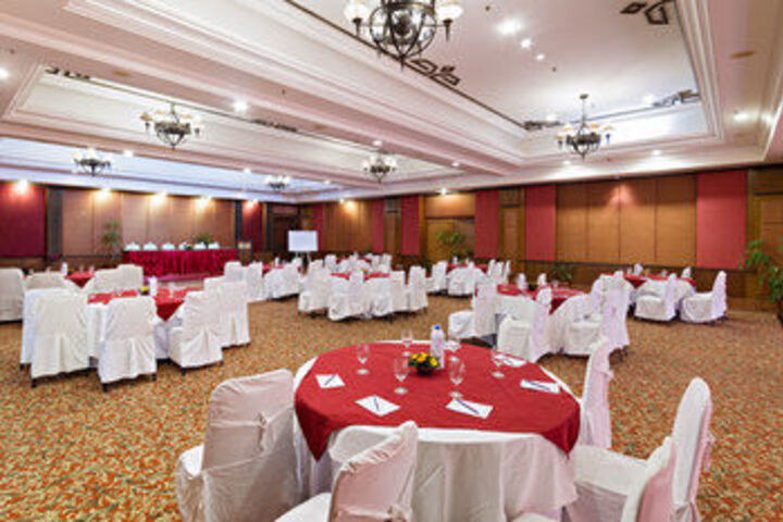 Ballroom/Hall 4 of 32