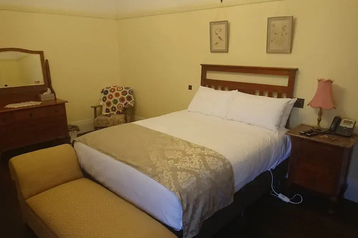 Room 4 of 16