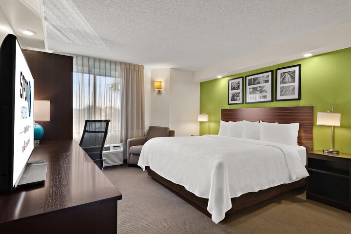 1 King Bed (3 of 6)