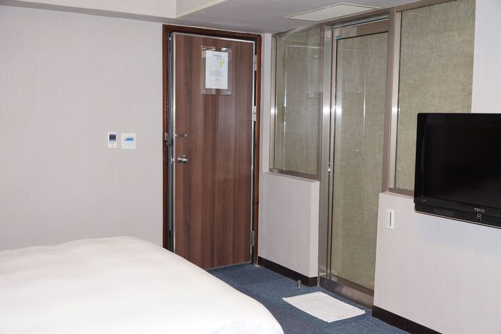 Room 17 of 36