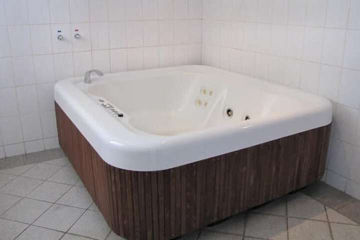 Hot Tub 30 of 58