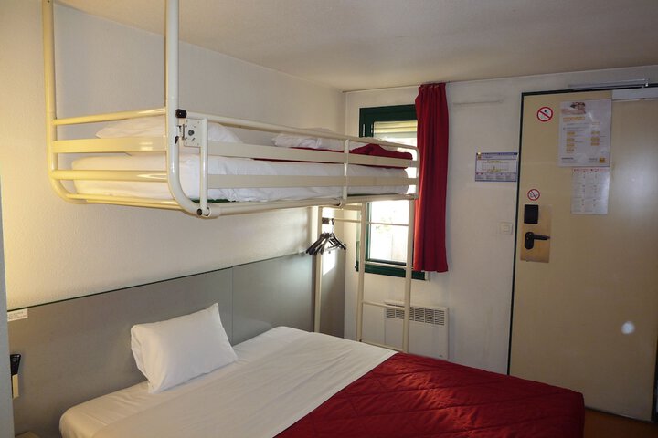 Room 8 of 83