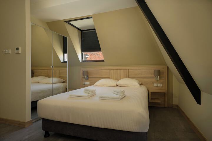 Room 12 of 37