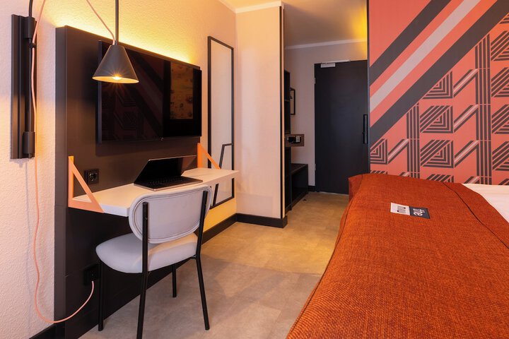 Room 33 of 110