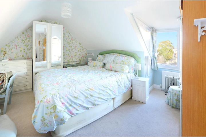 Room 2 of 10