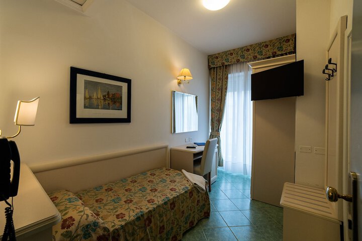 Room 10 of 52