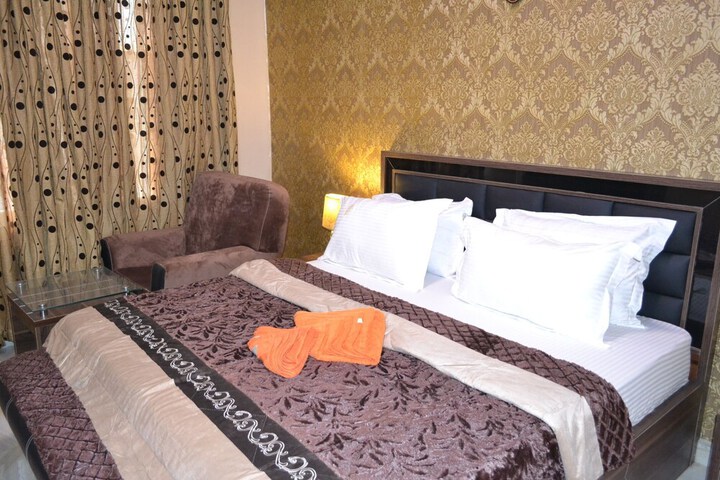 Room 11 of 27