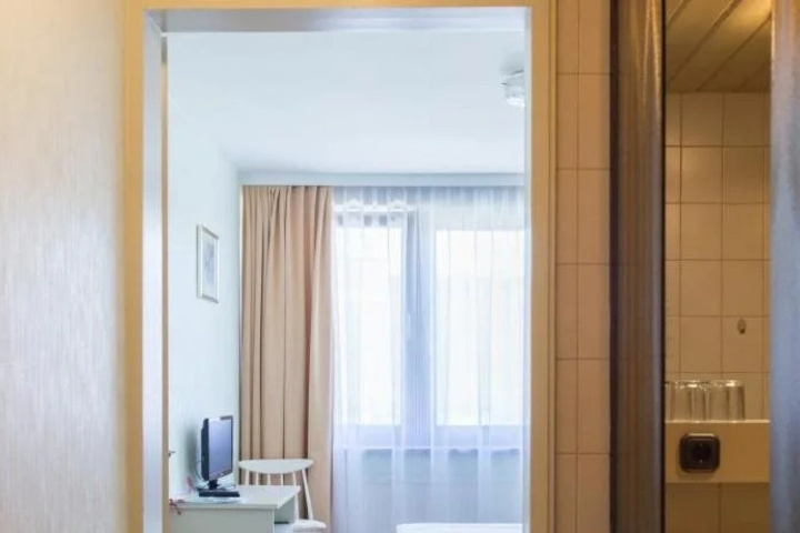 Room 8 of 14